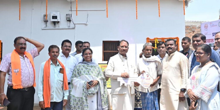 कच्चे घर की चिंता से मिली मुक्ति, अब चैन की नींद सोएगा चमन लाल का परिवार, मुख्यमंत्री विष्णु देव साय ने कराया गृह प्रवेश…..