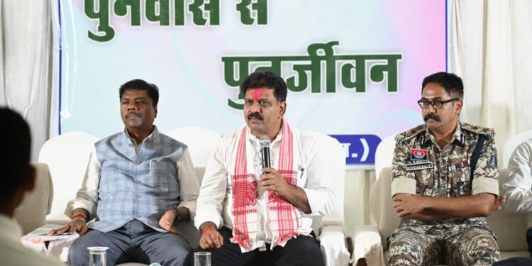 पुनर्वासित युवाओं से मिले उप मुख्यमंत्री विजय शर्मा और वन मंत्री केदार कश्यप, गांवों के विकास में सहभागी बनने का किया आह्वान, सिंचाई व्यवस्था के दिए निर्देश….