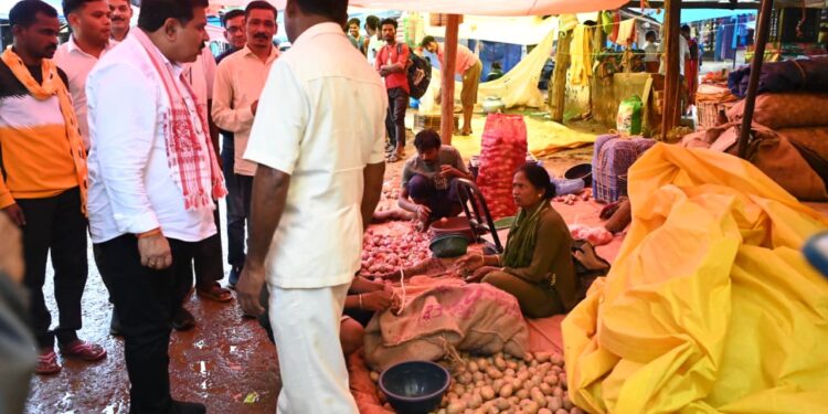 मर्दापाल के साप्ताहिक बाजार में अचानक पहुंचे उप मुख्यमंत्री विजय शर्मा, स्थानीय लोगों से की आत्मीय मुलाकात….