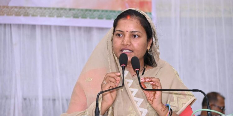 प्रधानमंत्री के सुशासन की संकल्पना को साकार करने के लिए प्रतिबद्धता के साथ काम कर रही हैं हमारी सरकार- मंत्री लक्ष्मी राजवाड़े….