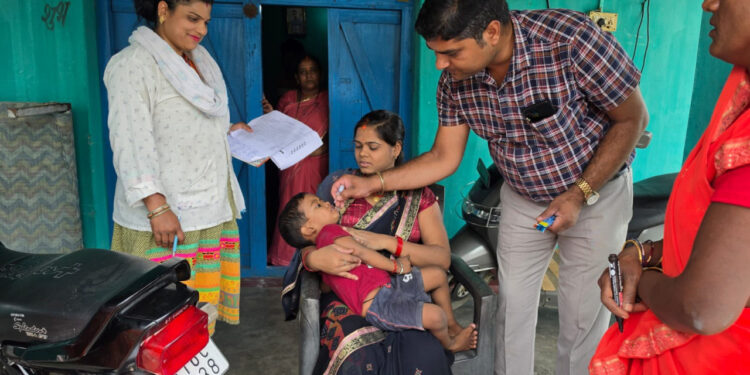 जिला टीकाकरण अधिकारी स्वयं उतरे पल्स पोलियो अभियान में, घर-घर पहुंचकर बच्चों को पिलाई “दो बूंद जिंदगी की”….
