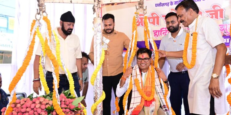 जन्मदिवस पर मौसमी फलों और लड्डू से तौले गए वित्त मंत्री ओपी चौधरी…..