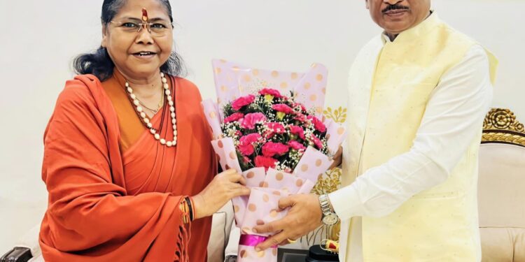 मुख्यमंत्री विष्णु देव साय से राष्ट्रीय पिछड़ा वर्ग आयोग की अध्यक्ष साध्वी निरंजन ज्योति ने की सौजन्य भेंट….