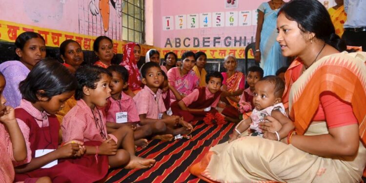 महिला एवं बाल विकास मंत्री लक्ष्मी राजवाड़े का सुकमा दौरा: बच्चों के बीच बैठकर पढ़ी एबीसीडी, महिला स्वावलंबन और पुनर्वास व्यवस्था का किया जमीनी निरीक्षण