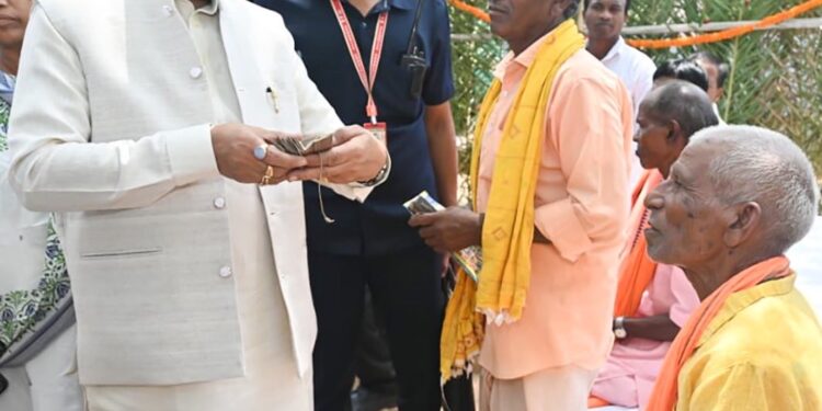 ’ज्ञान भारतम् अभियान के अंतर्गत बड़े कनेरा में मिलीं 150 वर्ष पुरानी दुर्लभ पांडुलिपियां’, ’मुख्यमंत्री विष्णु देव साय ने किया अवलोकन, कहा – प्राचीन ज्ञान परंपरा हमारी सांस्कृतिक अस्मिता की अमूल्य धरोहर’…..