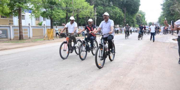 उप मुख्यमंत्री अरुण साव ने सायकल चलाकर फिट रहने और पर्यावरण संरक्षण का दिया संदेश….