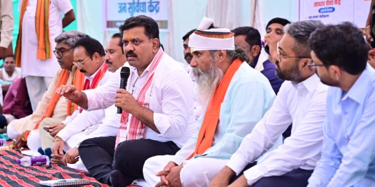 उप मुख्यमंत्री विजय शर्मा ने बोड़ागांव में ग्रामीणों के बीच चौपाल लगाकर किया संवाद, कहा- अगले ढाई महीने में प्रत्येक ग्रामीण का हो बैंक खाता……