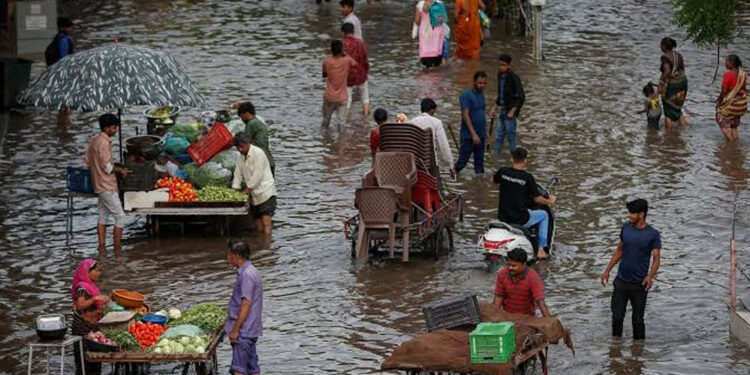 Weather Update: 10 हजार KM लंबा बादलों का कारवां बंगाल की खाड़ी की ओर, जल्द झमाझम बारिश के आसार