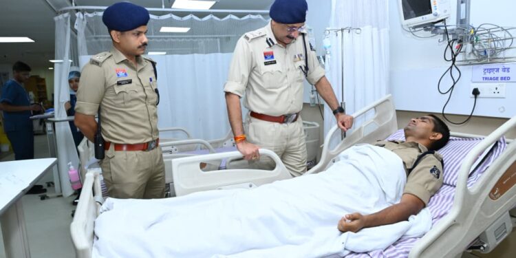 पुलिस कमिश्नर संजीव शुक्ला ने अस्पताल पहुंचकर घायल पुलिस जवानों का जाना हाल…..