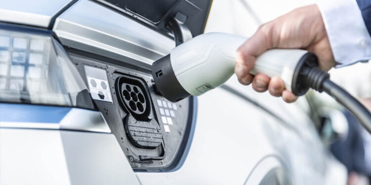 EV Charging Alert: भारत के 45% घर इलेक्ट्रिक कार चार्जिंग के लिए अनफिट, लापरवाही से लग सकती है आग