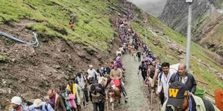 खराब मौसम के चलते माता वैष्णो देवी यात्रा पर रोक, प्रशासन ने श्रद्धालुओं के लिए जारी किया बड़ा अपडेट