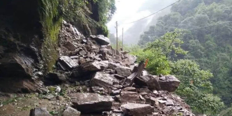 केदारनाथ यात्रा पर बारिश का ब्रेक! गोरीकुंड के पास मलबा-बोल्डर गिरने से यात्रा अगले आदेश तक स्थगित