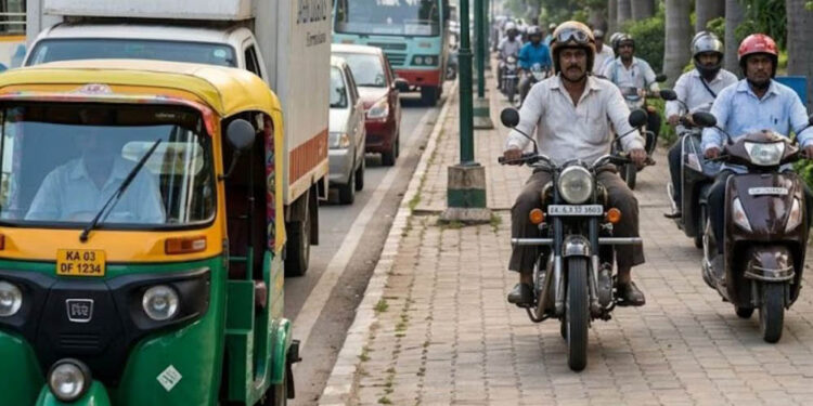 फुटपाथ पर कार या बाइक दौड़ाई तो ₹5,000 का जुर्माना! कर्नाटक सरकार का बड़ा प्रस्ताव