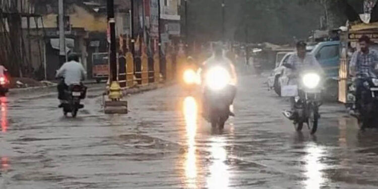 आज का मौसम: दिल्ली-यूपी समेत 15 राज्यों में भारी बारिश का अलर्ट, पहाड़ों में तबाही का खतरा