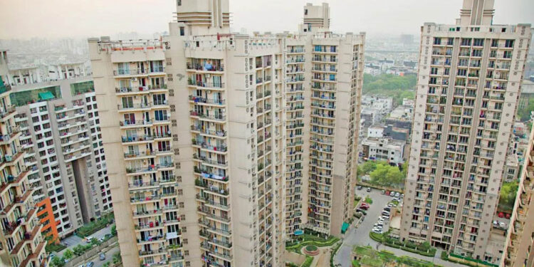 सोसायटी के नियम तोड़ने पर किसे भरना होगा जुर्माना? जानिए मकान मालिक या किरायेदार, क्या कहता है नियम