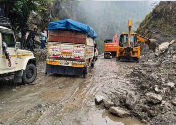 Uttarakhand Weather: उत्तराखंड में मूसलाधार बारिश से हालात बेकाबू, फ्लैश फ्लड का अलर्ट; कई जिलों में स्कूल बंद