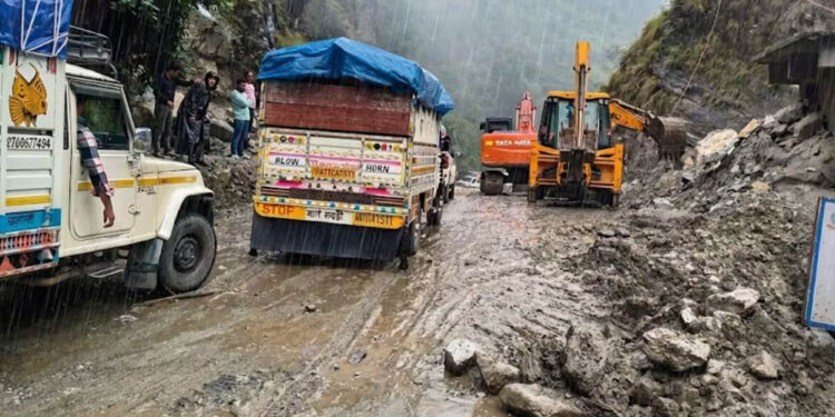 Uttarakhand Weather: उत्तराखंड में मूसलाधार बारिश से हालात बेकाबू, फ्लैश फ्लड का अलर्ट; कई जिलों में स्कूल बंद
