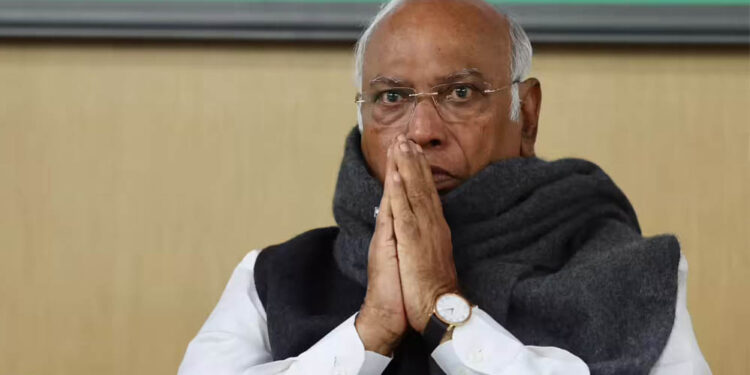 कांग्रेस अध्यक्ष मल्लिकार्जुन खरगे के खिलाफ वारंट जारी, कोर्ट ने पेश होने का दिया आदेश; जानिए पूरा मामला