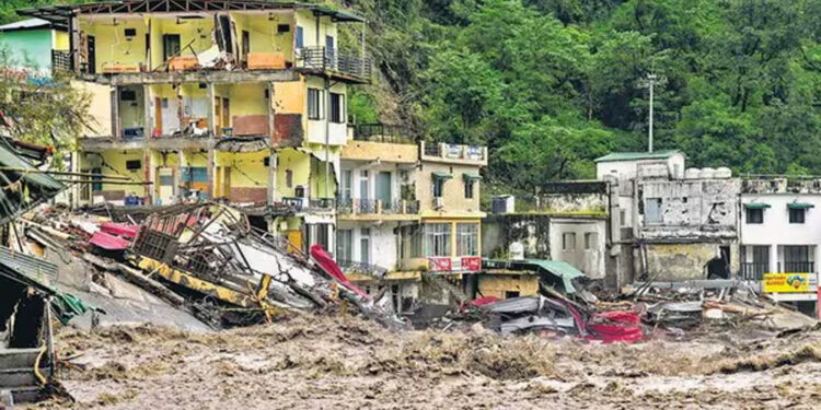 उत्तराखंड में बारिश का कहर, चेतावनी निशान पर पहुंची गंगा; बदरीनाथ हाईवे पर भूस्खलन से संकट