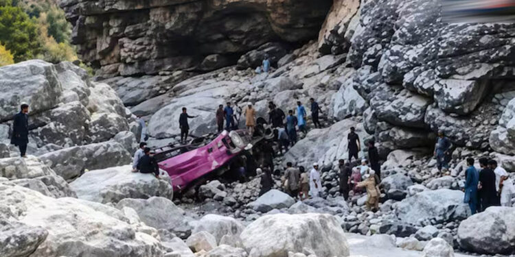 पाकिस्तान में बड़ा सड़क हादसा, खाई में गिरी ओवरलोडेड बस; 40 लोगों की मौत