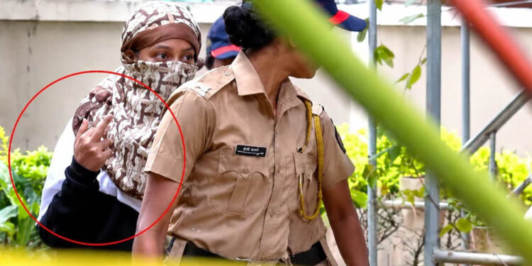 केतन अग्रवाल मर्डर केस: पुलिस घेरे में सिया गोयल का कथित ‘मिडिल फिंगर’ इशारा, VIDEO वायरल