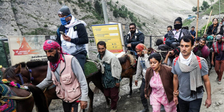 अमरनाथ यात्रा 2026: 4,812 श्रद्धालुओं का तीसरा जत्था जम्मू से रवाना, सेना के कड़े सुरक्षा घेरे में शुरू हुआ सफर