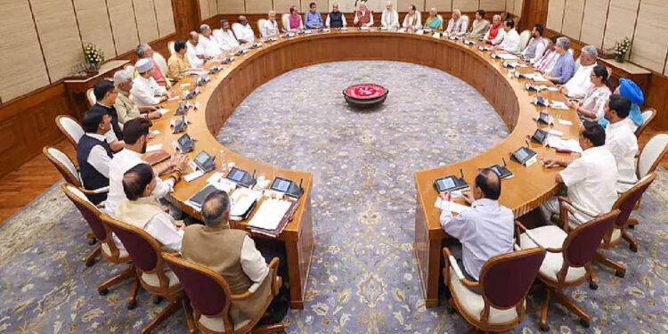 Modi Cabinet Reshuffle: कैबिनेट विस्तार में नौकरशाहों की एंट्री की चर्चा, मिल सकती है बड़ी जिम्मेदारी