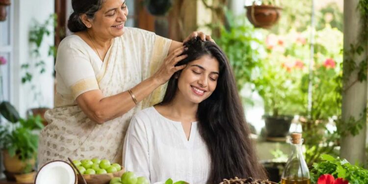 दादी-नानी के देसी नुस्खे, बालों को बनाएंगे मजबूत, घने और चमकदार