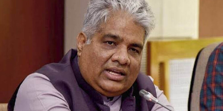 केंद्रीय मंत्री भूपेंद्र यादव के निजी सचिव हटाए गए, दो अन्य अधिकारियों पर भी गिरी गाज
