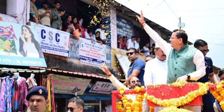 गोपेश्वर पहुंचे मुख्यमंत्री धामी, रोड शो के बाद ‘सरकार जन-जन के द्वार’ कार्यक्रम में हुए शामिल
