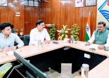 Uttarakhand News- मुख्य सचिव आनन्द बर्द्धन का बड़ा निर्देश: पौड़ी को नियमित हवाई सेवा से जोड़ें, पराग फार्म में बने एविएशन एकेडमी….