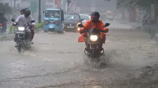 देहरादून में आफत की बारिश: उफान पर रिस्पना और बिंदाल नदियां, बलबीर रोड पर मकान ढहा