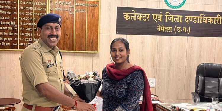 CG:नवपदस्थ एसपी त्रिलोक बंसल (IPS) ने कलेक्टर प्रतिष्ठा ममगाईं से किये सौजन्य भेंट, कानून- व्यवस्था व समन्वय पर हुई चर्चा