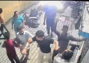 स्कूटी को टक्कर मार तलवार-खुखरी से दी जान से मारने की धमकी।