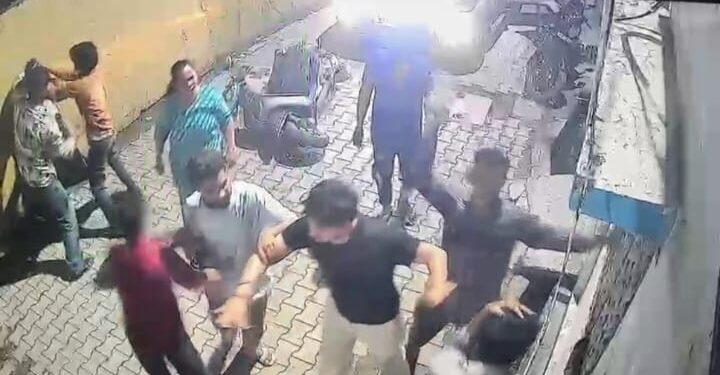 स्कूटी को टक्कर मार तलवार-खुखरी से दी जान से मारने की धमकी।