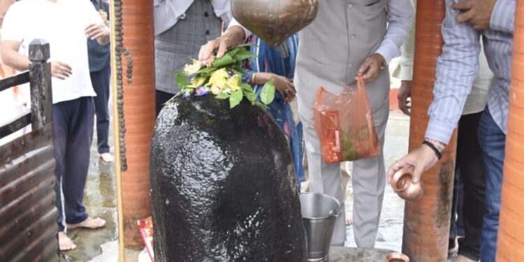श्रम मंत्री लखनलाल देवांगन ने कोपाबेड़ा शिव मंदिर में की पूजा-अर्चना