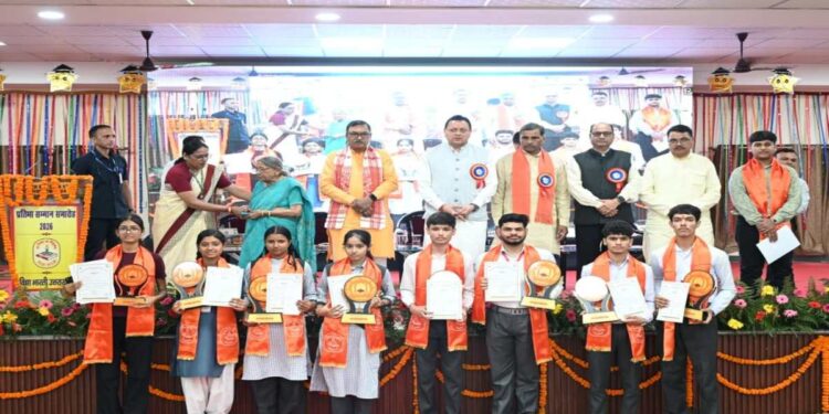 Uttarakhand News- उत्तराखंड में शिक्षा को नई उड़ान: सीएम धामी ने मेधावी छात्रों को किया सम्मानित, मेहनत और संस्कार का दिया संदेश….