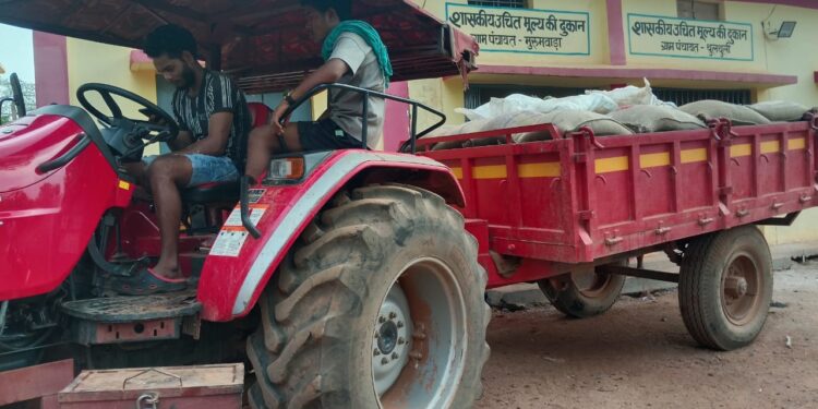 नारायणपुर जिला प्रशासन की अनूठी पहल- दुर्गम वनांचल गांवों तक ट्रैक्टर से पहुंचाया गया, 3 माह का राशन, 151 परिवारों को मिली बड़ी राहत…..