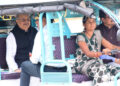विधानसभा अध्यक्ष डॉ. रमन सिंह जब दीदी सरिता वर्मा के ई-रिक्शा में बैठकर स्पीकर हाऊस के लिए हुए रवाना…..