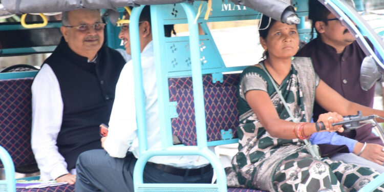 विधानसभा अध्यक्ष डॉ. रमन सिंह जब दीदी सरिता वर्मा के ई-रिक्शा में बैठकर स्पीकर हाऊस के लिए हुए रवाना…..