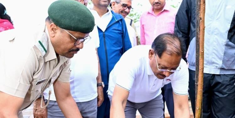 मुख्यमंत्री विष्णु देव साय ने एक पेड़ माँ के नाम अभियान के तहत किया पौधारोपण….