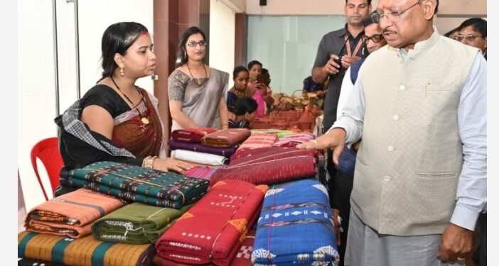 करघे से कमाई तक: धमतरी के ग्राम नारी की बुनकर महिलाओं ने लिखी आत्मनिर्भरता की नई इबारत, शासकीय सहयोग से बढ़ा उत्पादन, आय और आत्मविश्वास: मुख्यमंत्री विष्णु देव साय….
