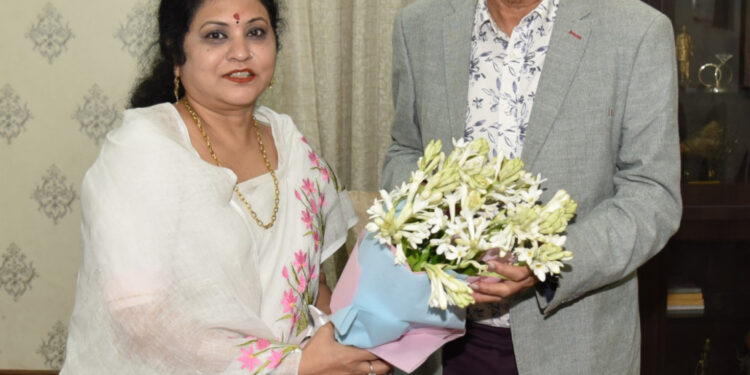 राज्यपाल रमेन डेका से महिला आयोग की नव नियुक्त अध्यक्ष डॉ. ममता साहू ने भेंट की….