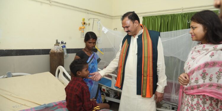 स्वास्थ्य मंत्री जायसवाल ने कांकेर जिला अस्पताल सहित विभिन्न स्वास्थ्य केन्द्रों का निरीक्षण, मरीजों व परिजनों से मुलाकात कर जाना हालचाल…..
