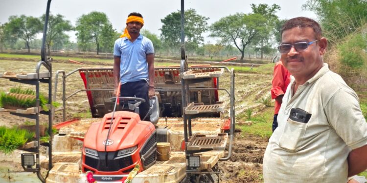 धान की रोपाई में आधुनिकता का समावेश, पैडी ट्रांसप्लांटर मशीन से किसानों को मिली बड़ी राहत….