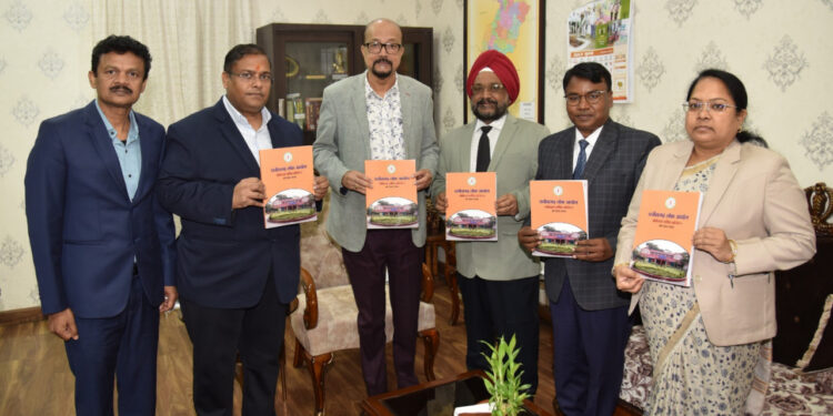 राज्यपाल रमेन डेका को प्रमुख लोकायुक्त उबोवेजा ने आयोग का वार्षिक प्रतिवेदन सौंपा…