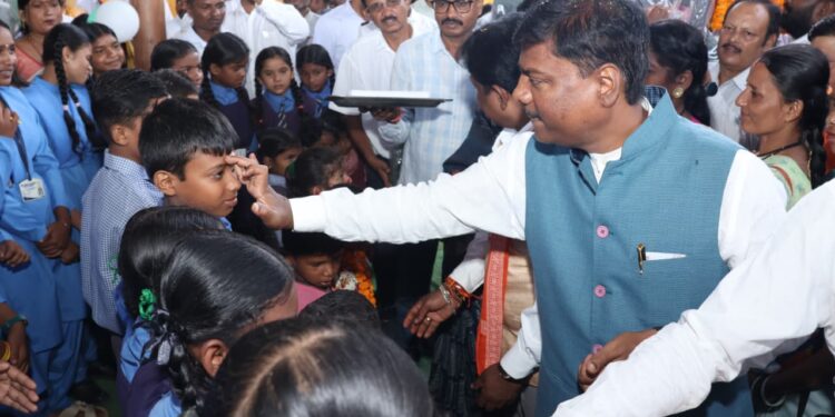 भानपुरी में हर्षोल्लास के साथ मनाया गया शाला प्रवेश उत्सव, वन मंत्री केदार कश्यप और सांसद महेश कश्यप ने नवप्रवेशी बच्चों का किया आत्मीय स्वागत, नए स्कूल भवन का किया लोकार्पण….