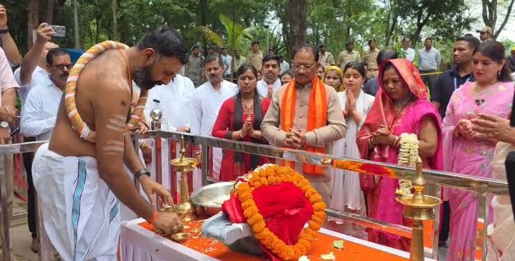 आमंत्रण पर मुख्यमंत्री श्री विष्णु देव साय ने भोरमदेव मंदिर पहुंचकर की पूजा-अर्चना, प्रदेश की सुख-समृद्धि की कामना