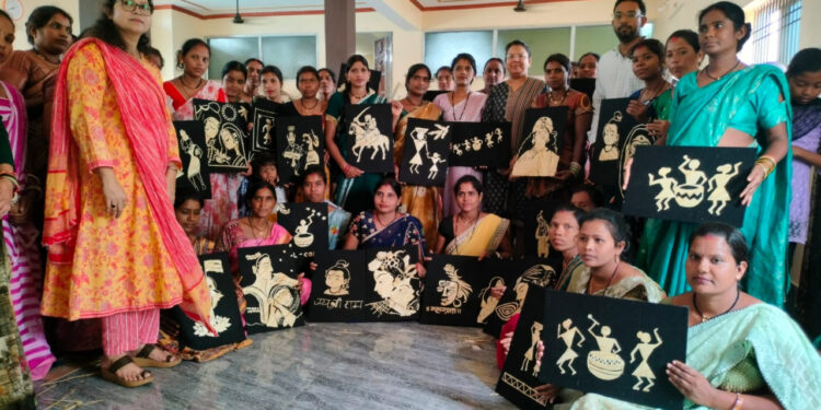 आत्मनिर्भरता की ओर बढ़ते कदम : बलौदाबाजार में समूह की 40 महिलाओं को मिला धान और पैरा आर्ट का प्रशिक्षण….