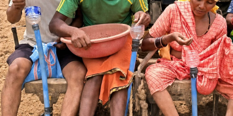 मुख्यमंत्री विष्णु देव साय के कृषि नवाचार को बढ़ावा देने के संकल्प को मिली नई उड़ान, प्रगतिशील किसान भानुप्रताप ने जुगाड़ तकनीक से तैयार की सीड ड्रिल…